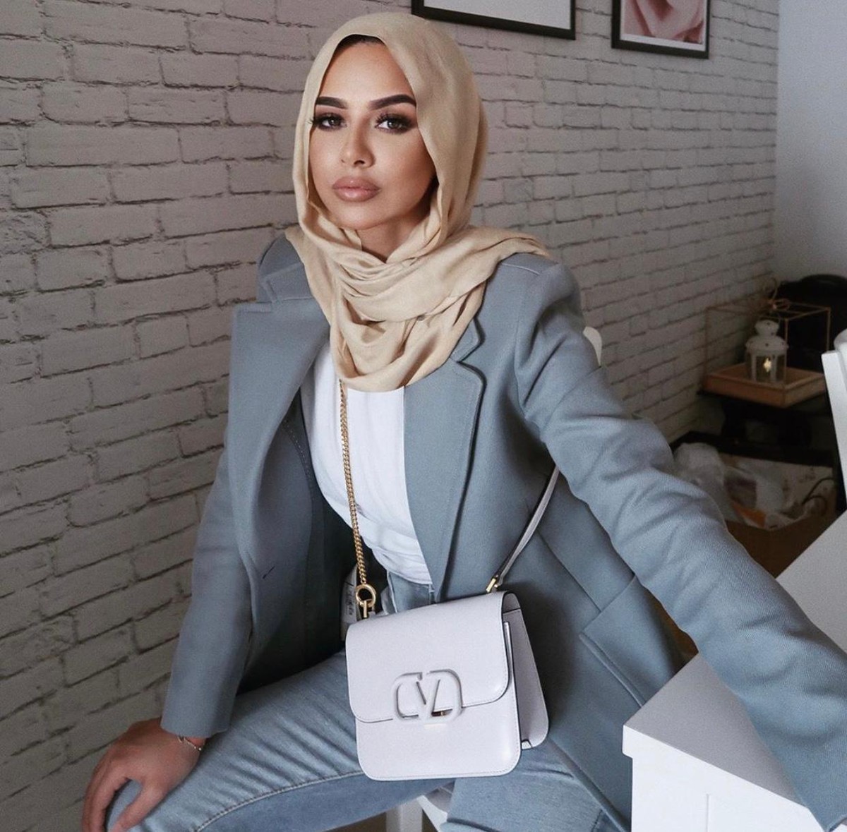 Zarif ve Gizemli Tesettürlü Escort